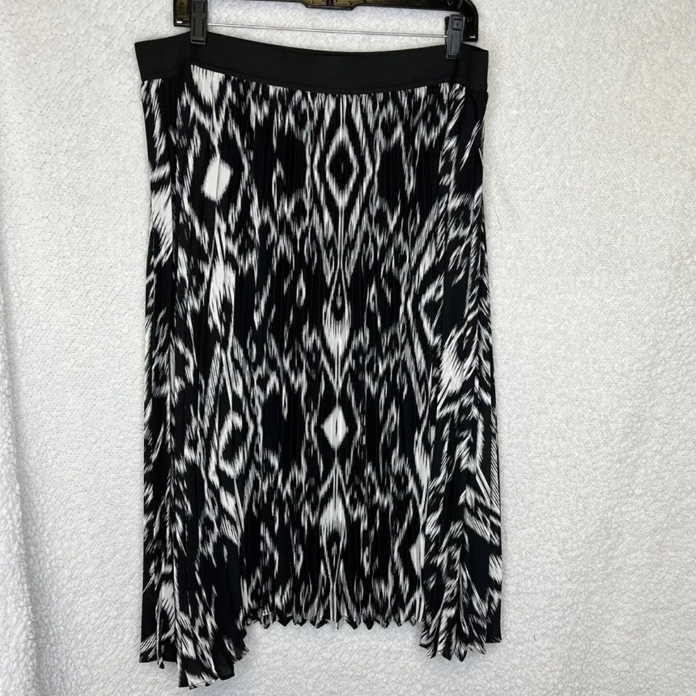 Worthington Woman Black and White Geometric Print Pleated Skirt Size 0x